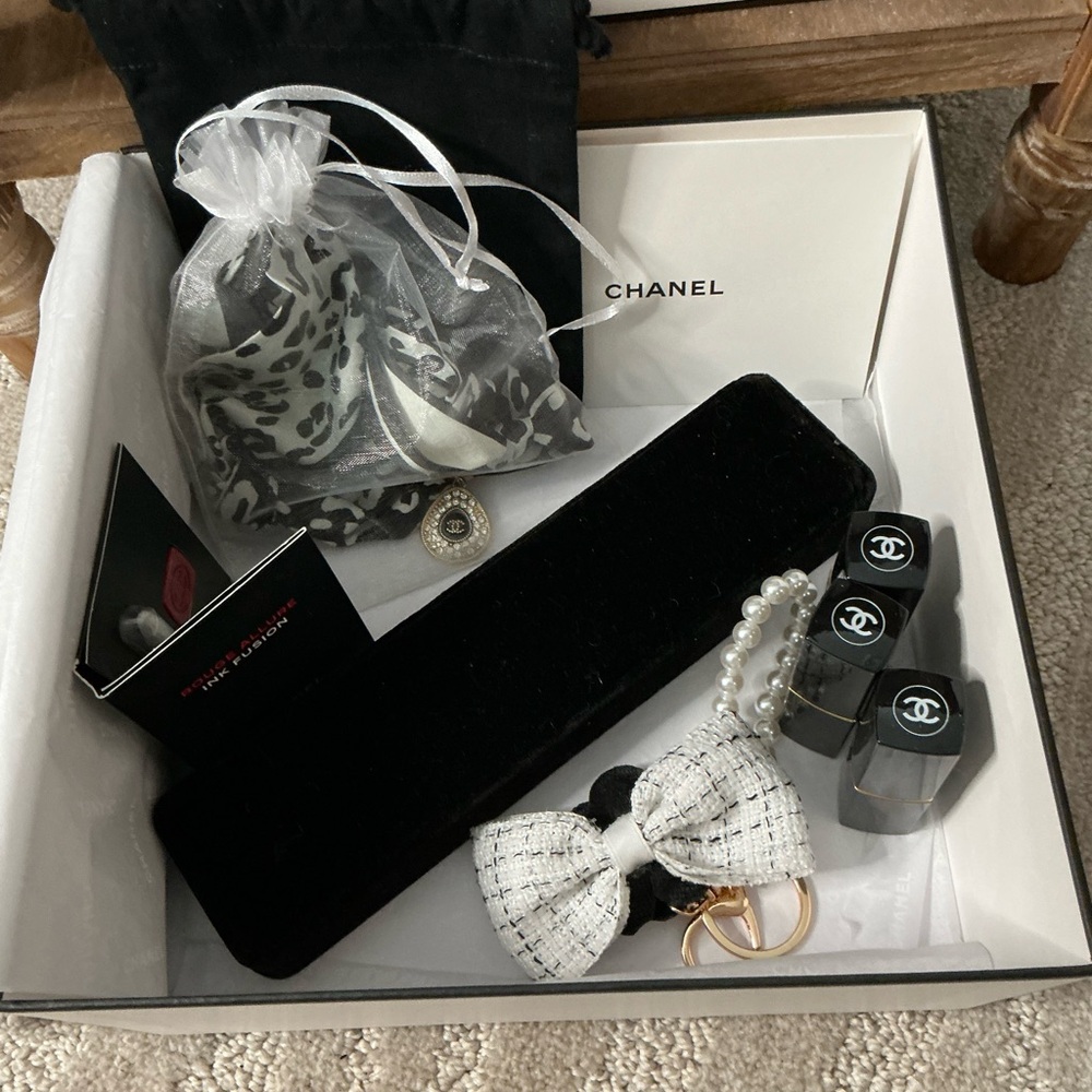 Chanel Black and White Beautiful Bundle - Picture 12 of 16